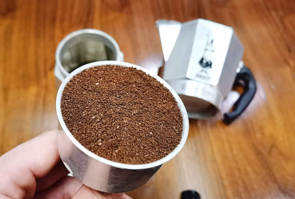 fill coffee ground to filter