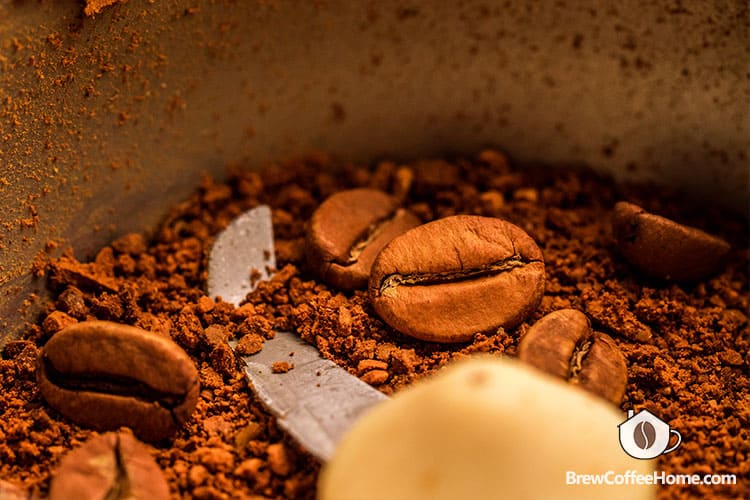 blade-grinder-coffee-grounds