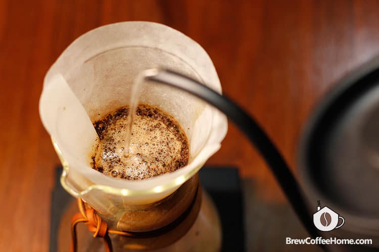 brewing-coffee-with-a-chemex