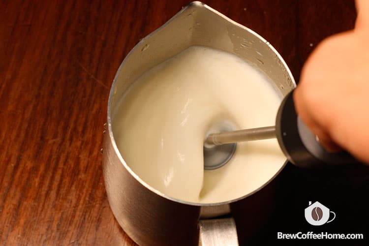nanofoamer-frothing-milk