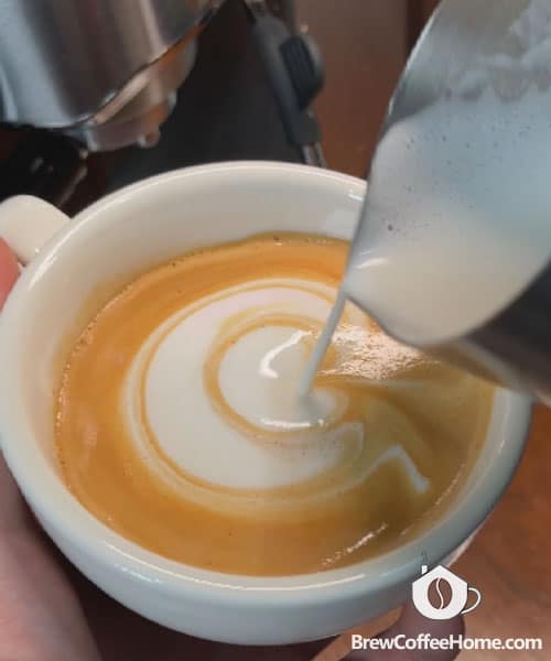 casabrew-pouring-latte-art