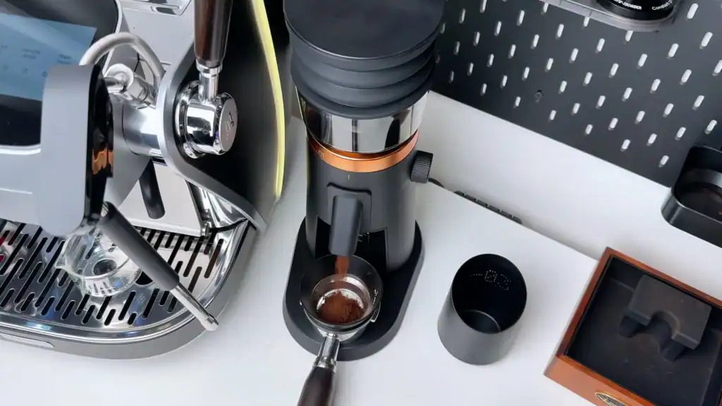 amzchef-electric-coffee-grinder-grinding