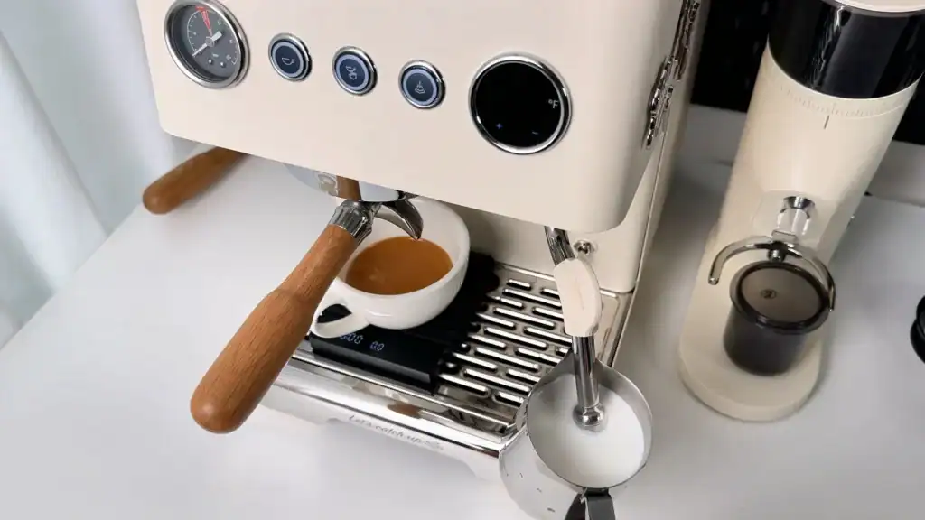 gemilai-ele-g3028a-espresso-machine-steaming-milk