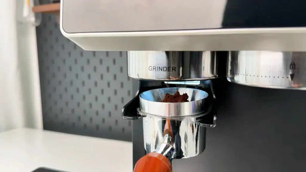 amzchef-cm5560-espressso-machine-with-grinder-grinding